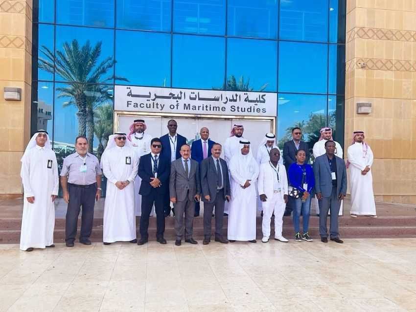 وزير النقل خلال الزيارة