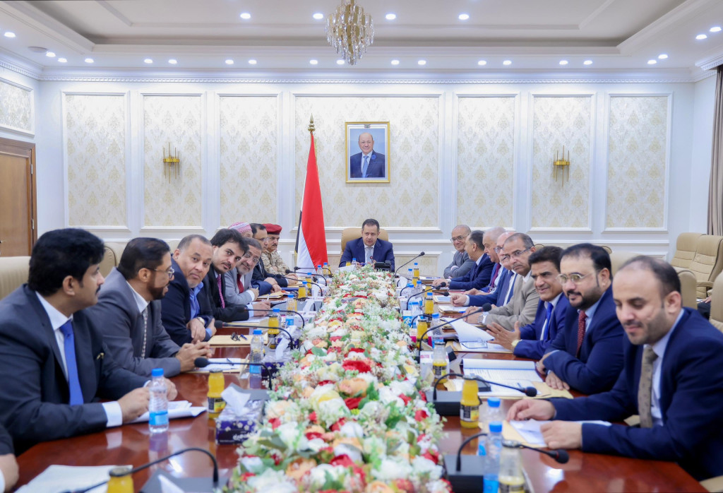 مجلس الوزراء يعقد اجتماعاً في عدن ويتخذ عدداً من القرارات