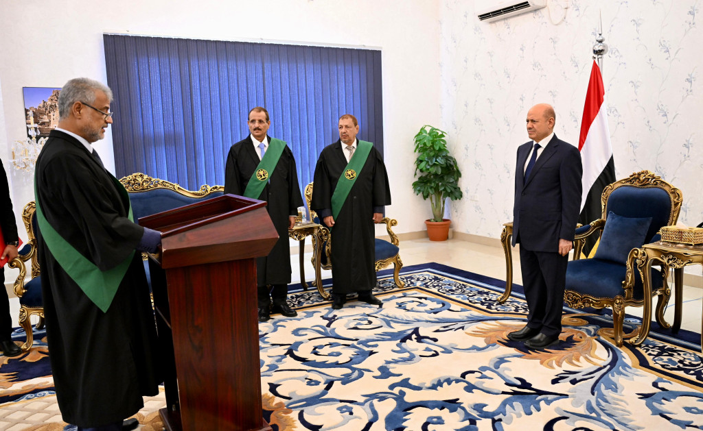 القضاة المعينون بالمحكمة العليا يؤدون اليمين القانونية أمام رئيس مجلس القيادة الرئاسي