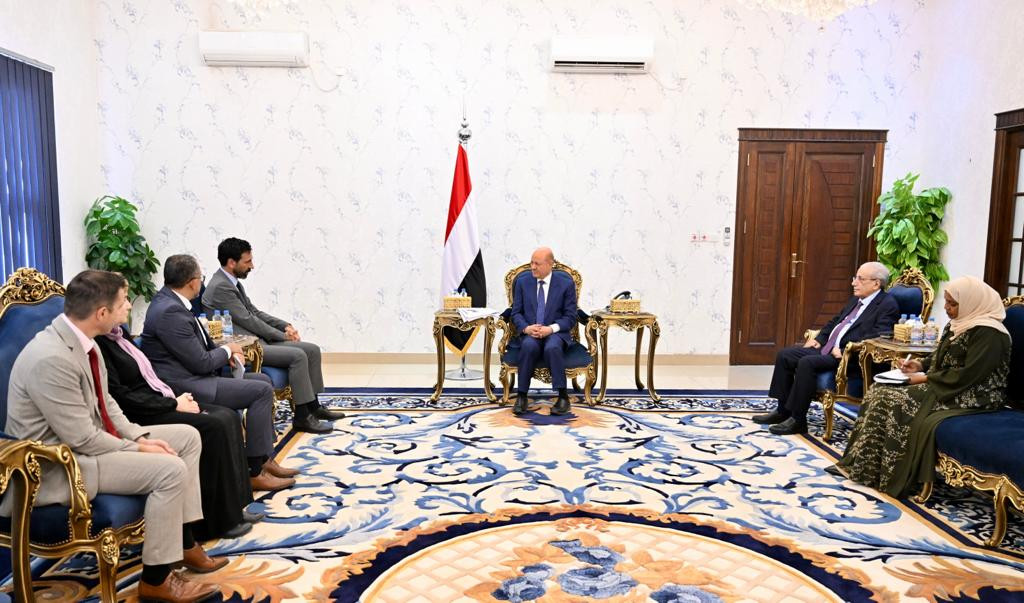 رئيس مجلس القيادة الرئاسي يستقبل بعثة الصليب الأحمر الدولي