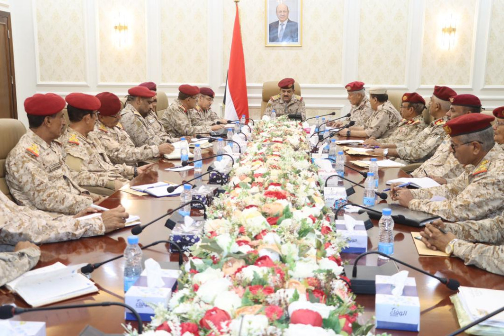 وزير الدفاع يعقد اجتماعاً برؤساء هيئات ومدراء دوائر وزارة الدفاع