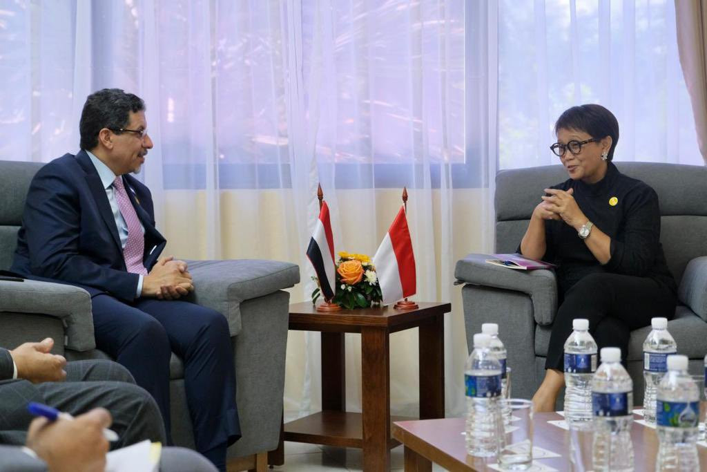 بن مبارك يلتقي وزير خارجية إندونيسيا