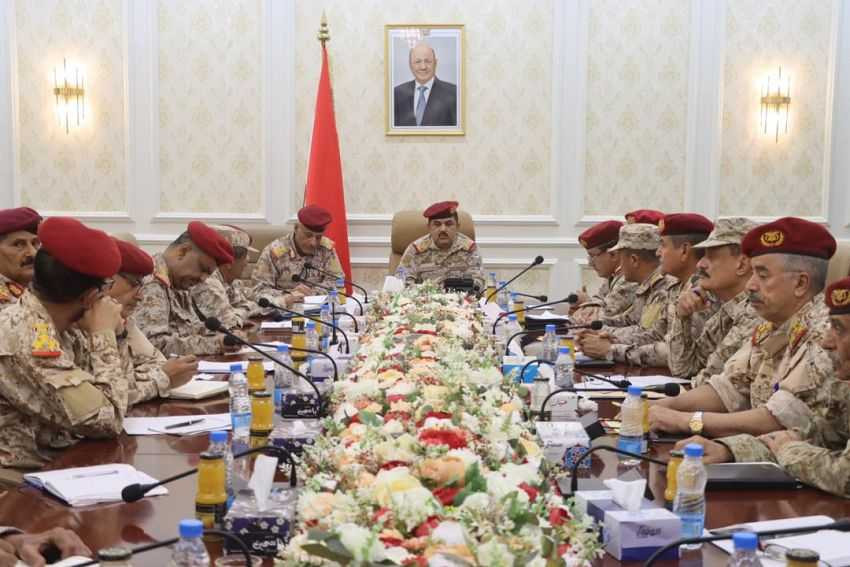 وزير الدفاع خلال الاجتماع
