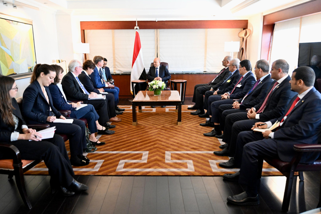 رئيس مجلس القيادة يعقد لقاء ثلاثياً مع المبعوث الأمريكي ومسؤولين في الخارجيتين البريطانية والفرنسية