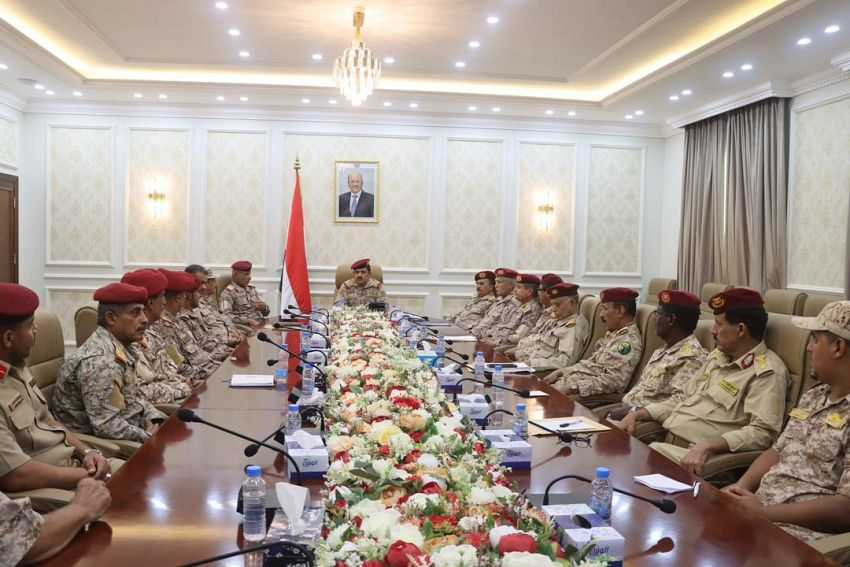 وزير الدفاع خلال الاجتماع