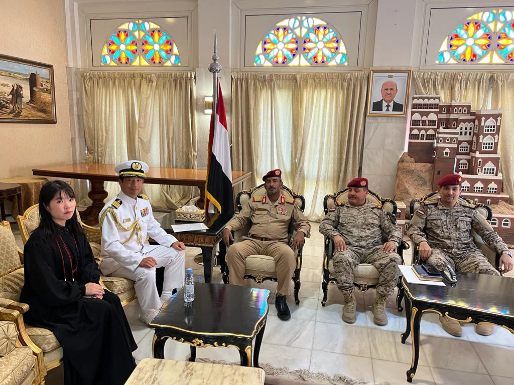 رئيس الأركان يبحث مع عدد من الملحقيات العسكرية سبل التعاون العسكري والأمني