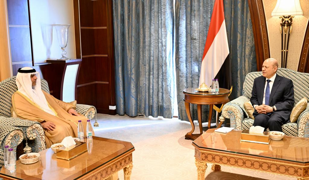 رئيس مجلس القيادة الرئاسي يستقبل السفير الإماراتي