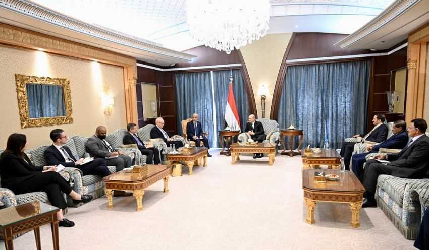 لقاء رئيس مجلس القيادة الرئاسي بالمبعوث الأميركي