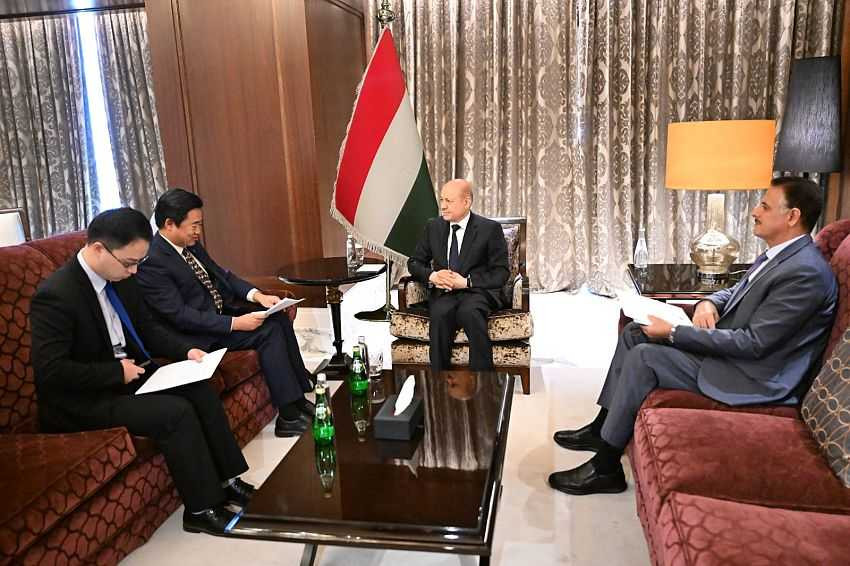 لقاء رئيس مجلس القيادة الرئاسي بالقائم بأعمال سفارة جمهورية الصين الشعبية