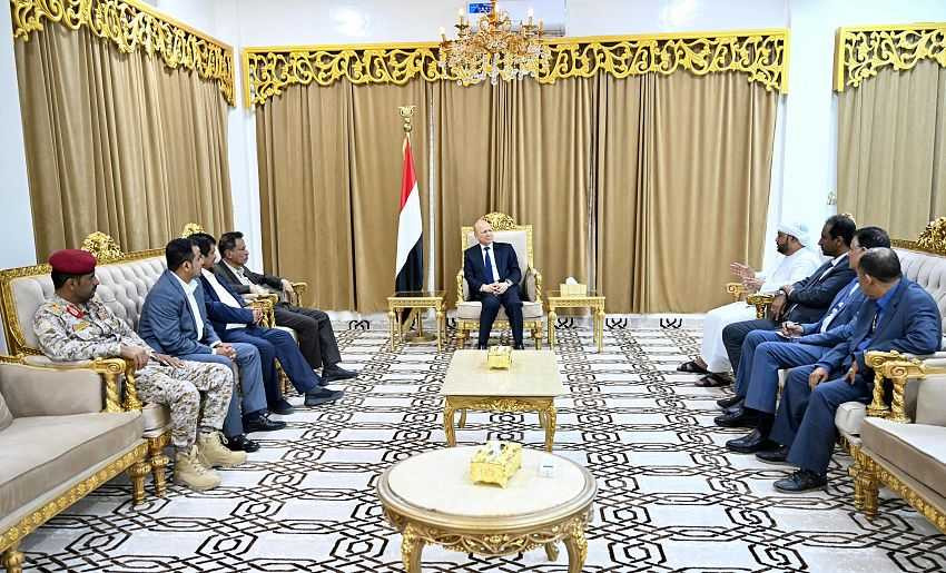 اجتماع رئيس مجلس القيادة الرئاسي بمحافظ المهرة وقيادات السلطة المحلية
