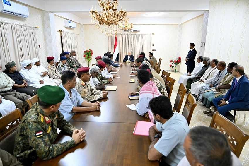 اجتماع رئيس مجلس القيادة الرئاسي بقيادة السلطة المحلية والمكتب التنفيذي لمحافظة المهرة