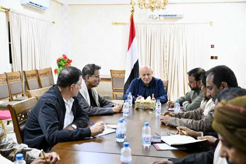 اجتماع رئيس مجلس القيادة الرئاسي بلجنة الطوارىء لمواجهة آثار الإعصار المداري