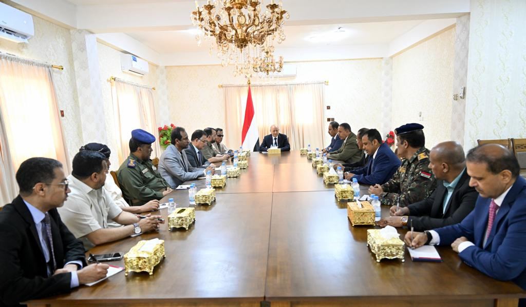 رئيس مجلس القيادة الرئاسي يعقد اجتماعاً مشتركاً بقيادتي السلطتين المحلية بمحافظتي المهرة وحضرموت