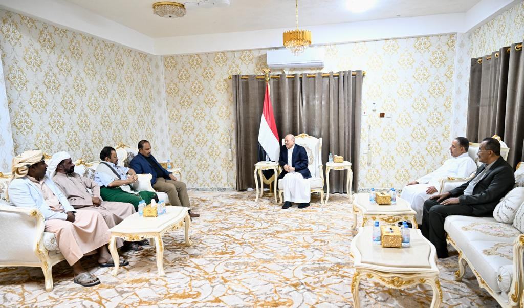 رئيس مجلس القيادة يشيد بالمواقف المشرفة لأبناء حضرموت إلى جانب المنكوبين من الإعصار في المهرة