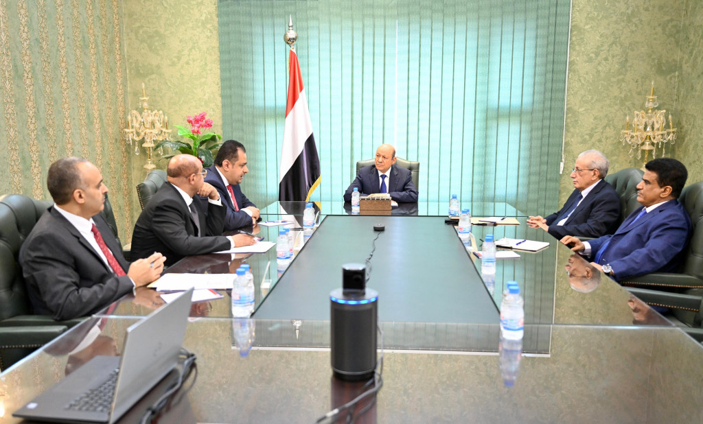 رئيس مجلس القيادة الرئاسي يعقد اجتماعاً برئيس الوزراء والمسؤولين المعنيين بالشأن الاقتصادي