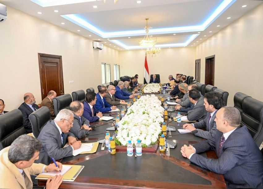 جانب من اجتماع رئيس مجلس القيادة الرئاسي بمجلس الوزراء