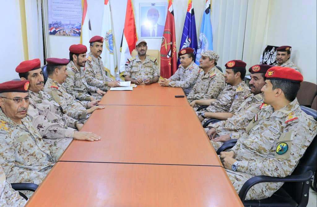 رئيس الأركان يترأس اجتماعاً لرؤساء الهيئات وقادة المناطق العسكرية