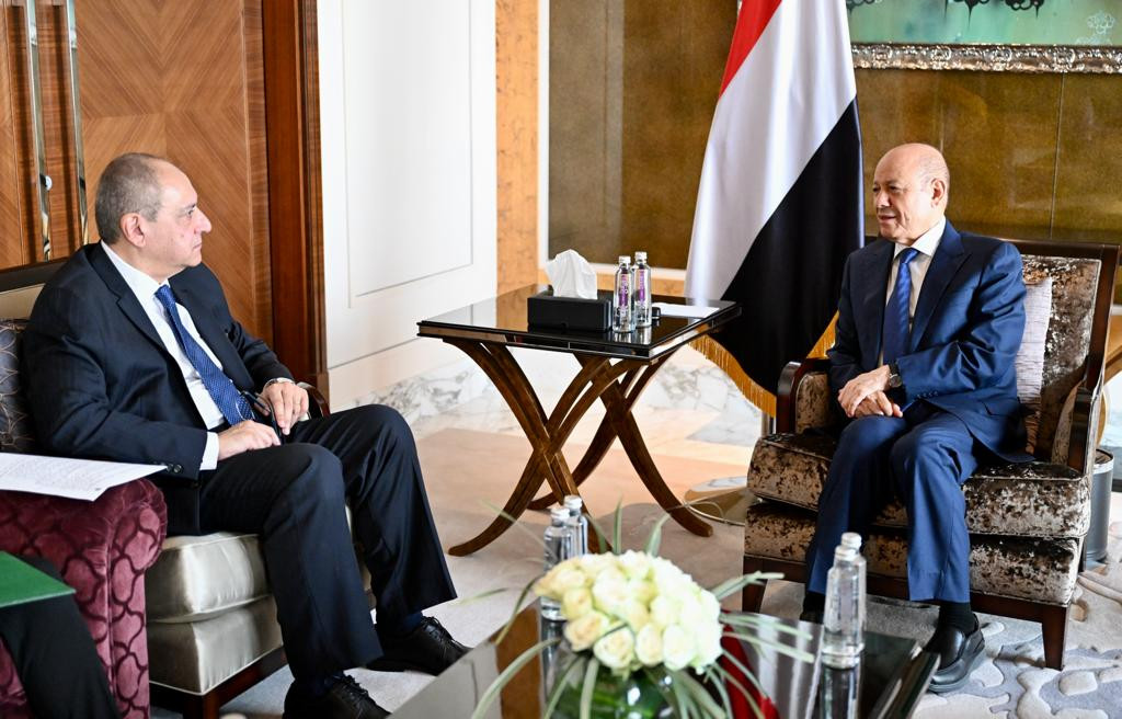 رئيس مجلس القيادة الرئاسي يستقبل السفير المصري