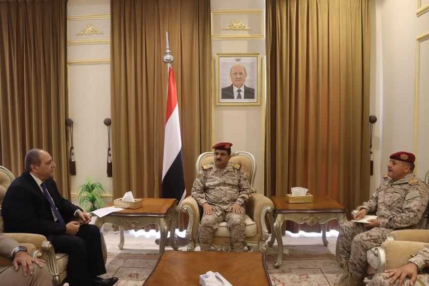 لقاء وزير الدفاع بالسفير المصري لبحث الوضع اليمني
