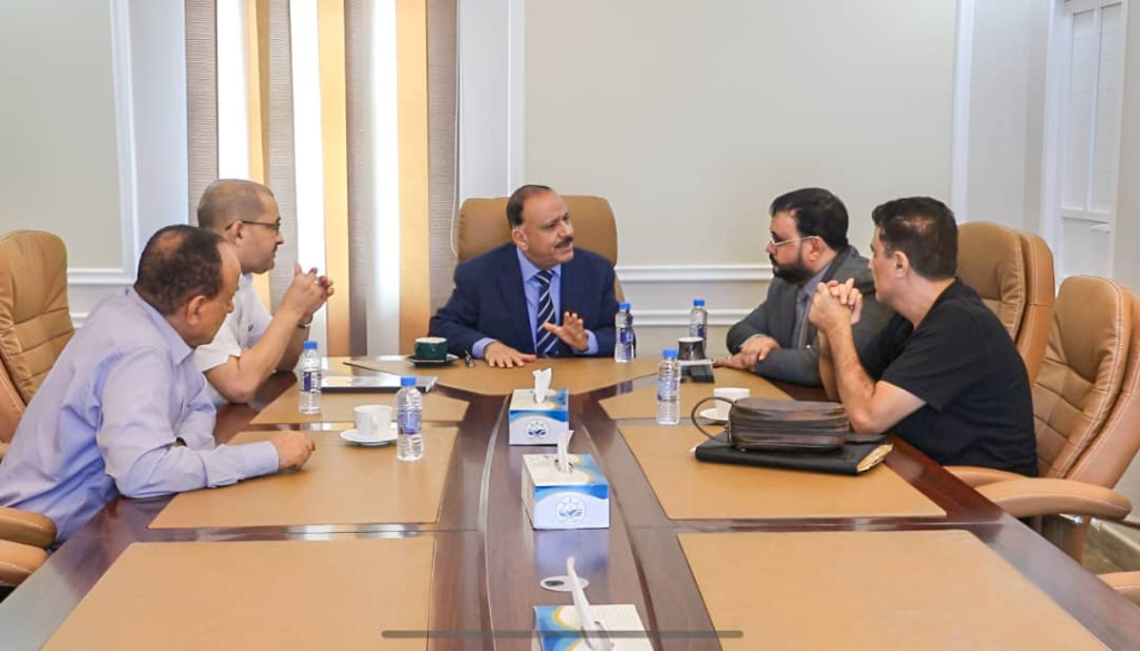 لقاء في عدن يناقش تسهيل حركة شاحنات نقل الحاويات