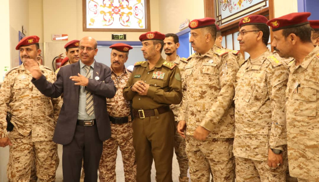 رئيس الأركان يتفقد المستشفى العسكري بمأرب ويعقد اجتماعاً موسعاً بكادره الإداري والطبي