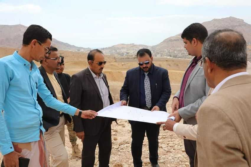 تفقد وزير الأشغال ومحافظ حضرموت لعدد من مشاريع الطرق في المكلا