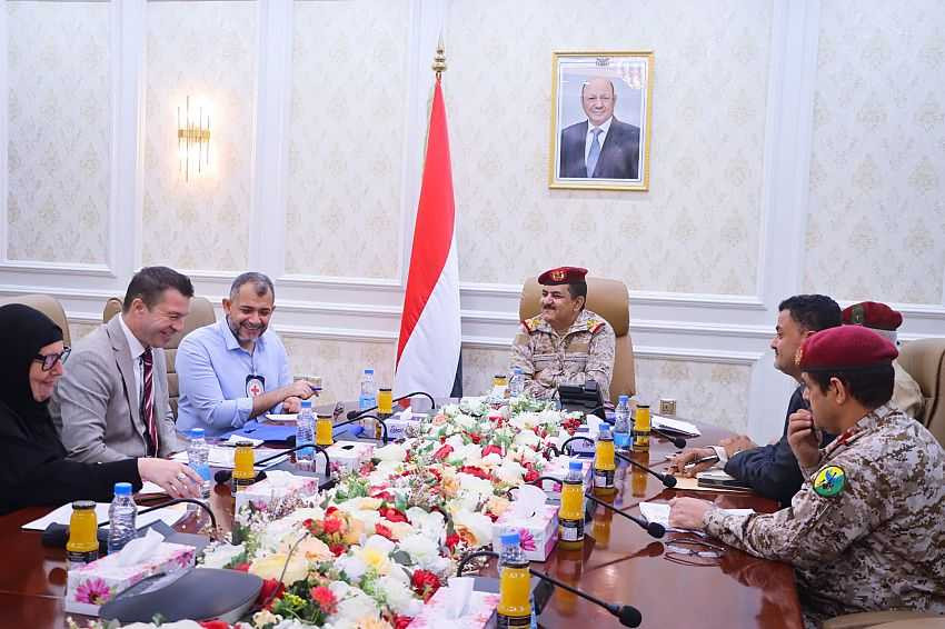 لقاء وزير الدفاع مع بعثة الصليب الأحمر لبحث عدد من المواضيع الإنسانية