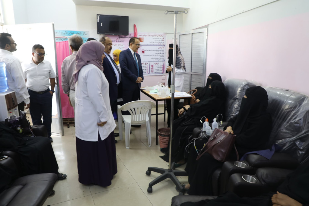 وزير الصحة يدشن البرنامج التدريبي لتطبيق الجودة ويزور مركز الأورام