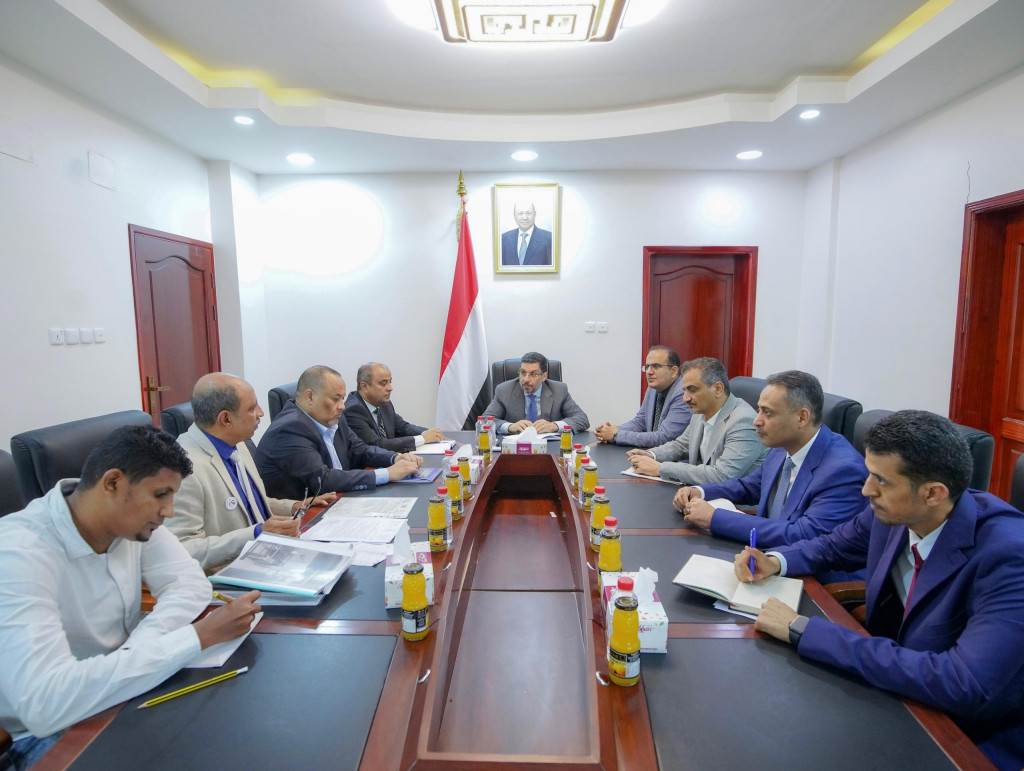 رئيس الوزراء يوجه بتنفيذ عدد من المعالجات والمشاريع الطارئة لتحسين أداء هيئة مستشفى الجمهورية