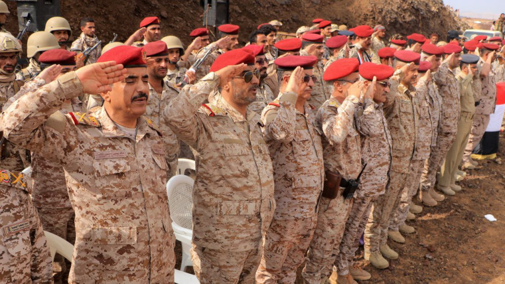 رئيس الأركان يشهد مشروعاً تكتيكياً لتخرج عدد من الدورات التخصصية بمأرب