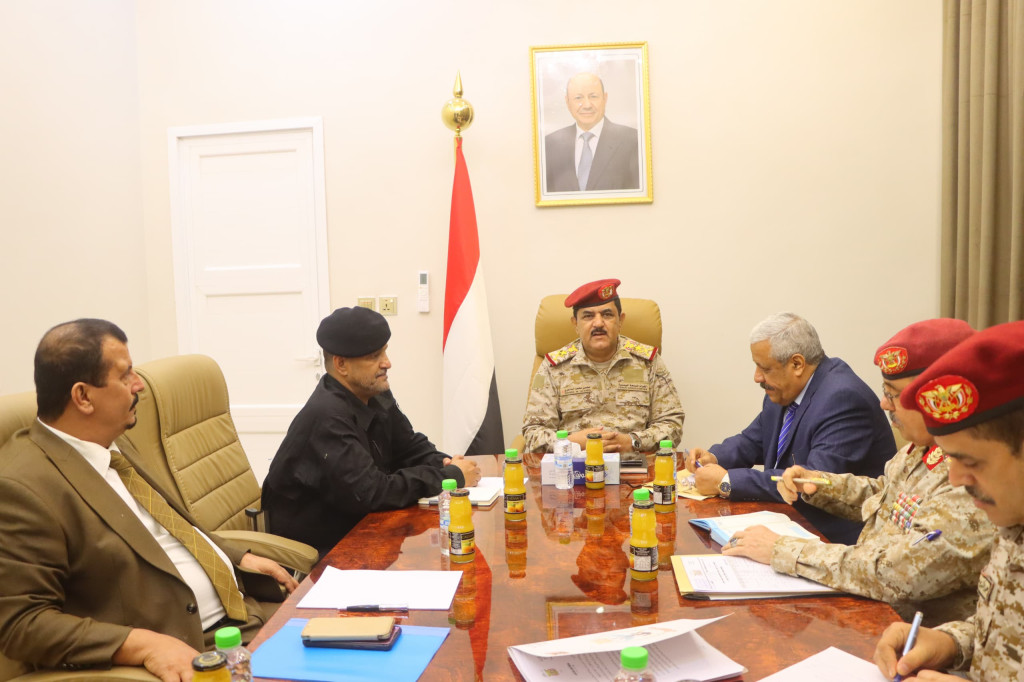 وزير الدفاع يترأس اجتماعاً للجنة الأمنية العليا