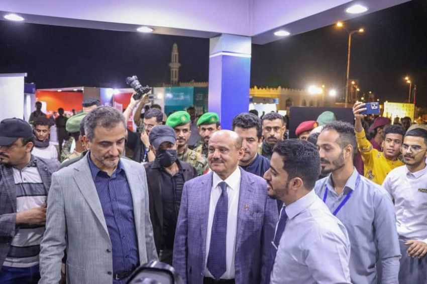 وزير الدولة محافظ عدن ومحافظ البنك المركزي يفتتحان معرض خدمات البنوك والمؤسسات المالية