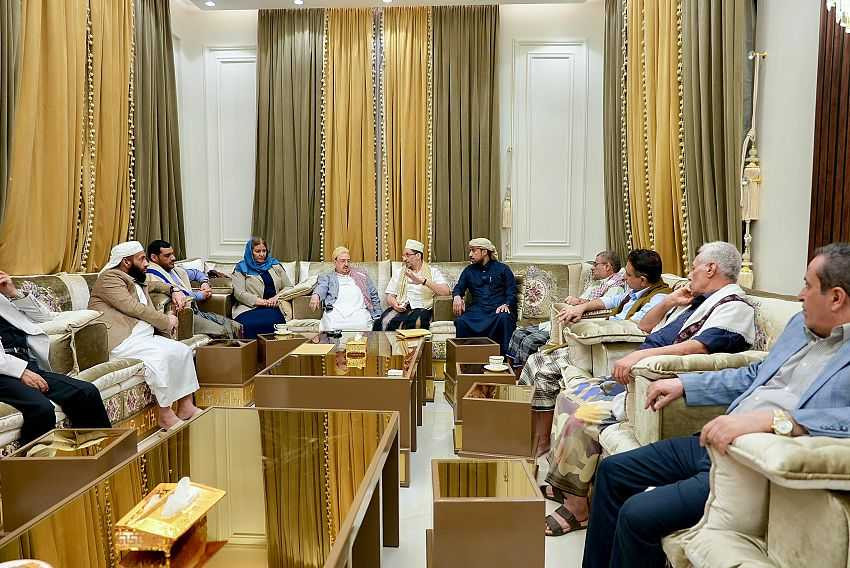 أمسية لرئيس الوزراء بحضور رئيس مجلس النواب الشيخ سلطان البركاني