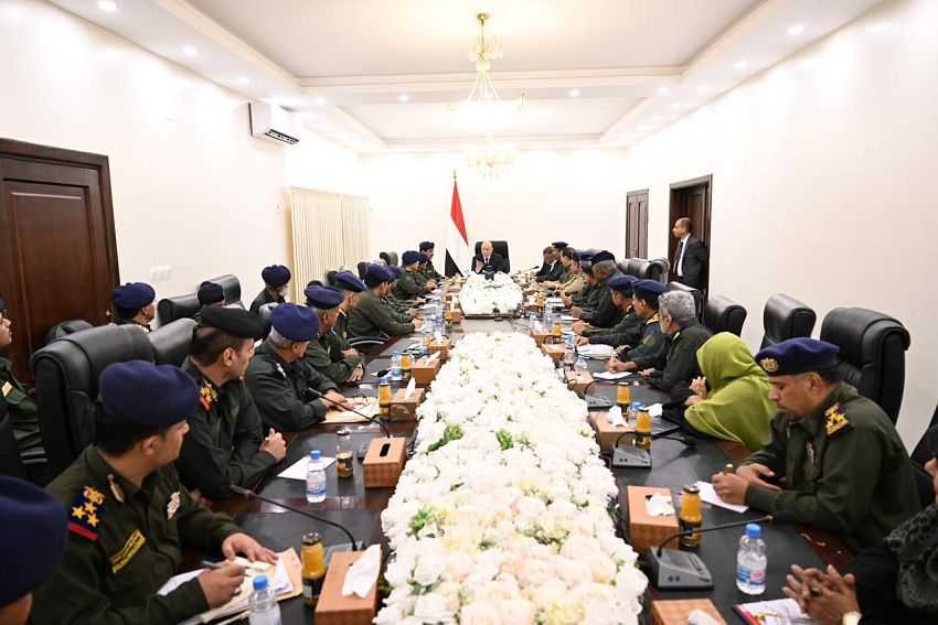 اجتماع رئيس مجلس القيادة الرئاسي بقيادة وزارة الداخلية ورؤساء المصالح الأمنية ومدراء عموم الشرطة في المحافظات