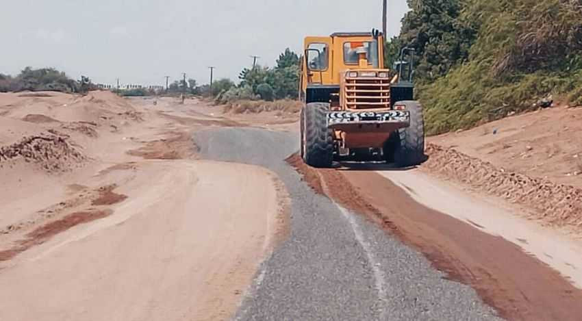 جهود حكومية لفتح الطرق المتضررة بالرياح والأمطار والسيول