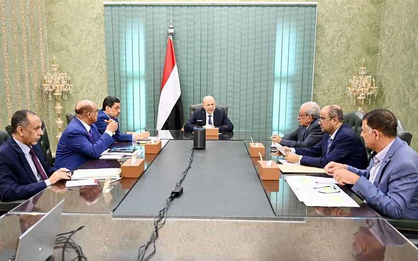 اجتماع رئيس مجلس القيادة برئيس الوزراء ومحافظ البنك المركزي والوزراء والمسؤولين المعنيين بالشأن الاقتصادي