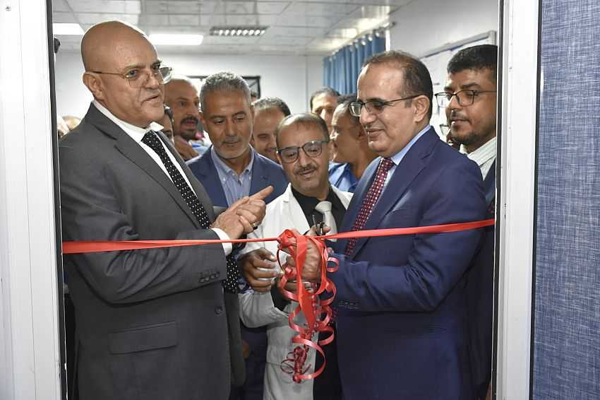 زيارة وزير الصحة للمنشآت الصحية بتعز ويفتتح أقسام القسطرة والعناية القلبية