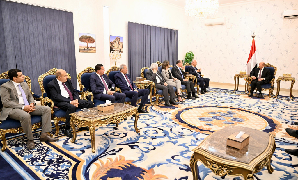 رئيس مجلس القيادة يستقبل وفداً برلمانياً وإعلامياً مصرياً