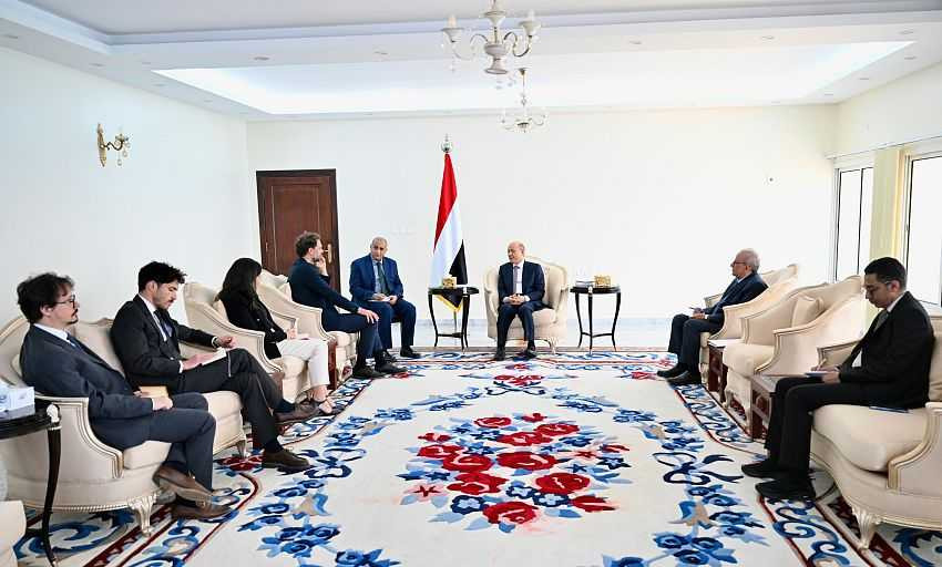 لقاء رئيس مجلس القيادة الرئاسي بالمدير الإقليمي لمركز الحوار الإنساني