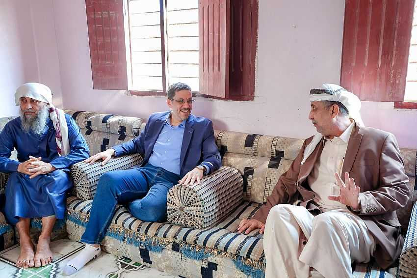 زيارة رئيس الوزراء لأسرة الشهيد اللواء علي ناصر هادي قائد المنطقة العسكرية الرابعة الأسبق