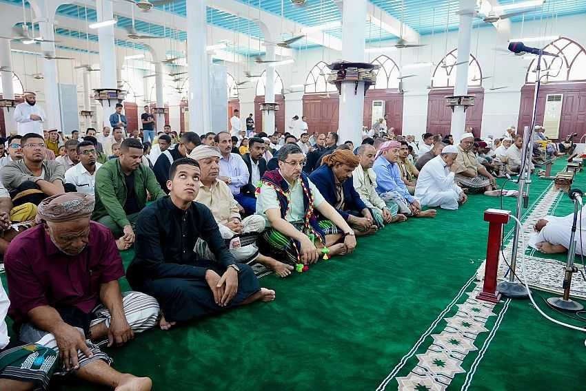 تأدية رئيس الوزراء لصلاة الجمعة مع جموع المواطنين بجامع ذهبان في غيل باوزير