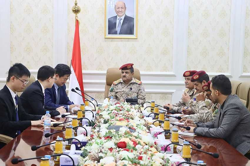لقاء وزير الدفاع بالقائم بالأعمال الصيني في عدن