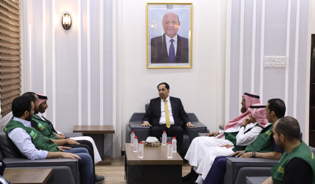 وزير الشباب والرياضة يبحث سبل التعاون مع مركز الملك سلمان ويرأس اجتماعاً للجنة المناقصات