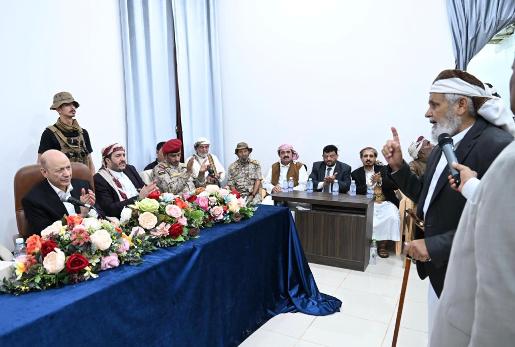رئيس مجلس القيادة يلتقي القيادات الرسمية والسياسية والشعبية في محافظة مأرب