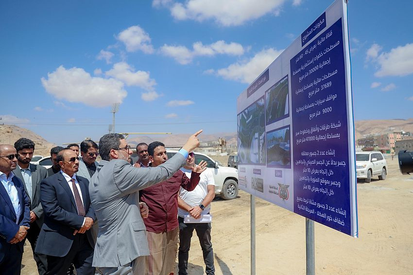 تفقد دولة رئيس الوزراء عددًا من مشاريع الطرق والمسارات الجديدة المنفذة بمدينة المكلا