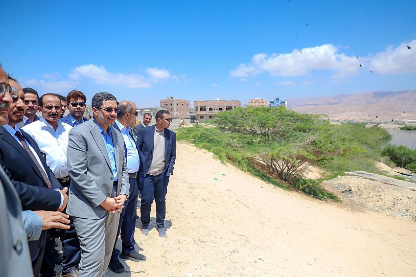 دولة رئيس الوزراء، خلال زيارته الميدانية، الى خور امبيخة، بمدينة المكلا