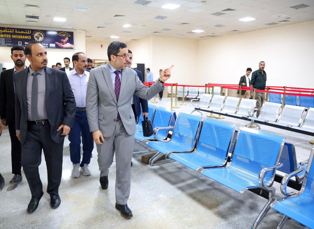 رئيس الوزراء الدكتور أحمد عوض بن مبارك، يغادر مطار الريان الدولي متوجهاً الى العاصمة المؤقتة عدن