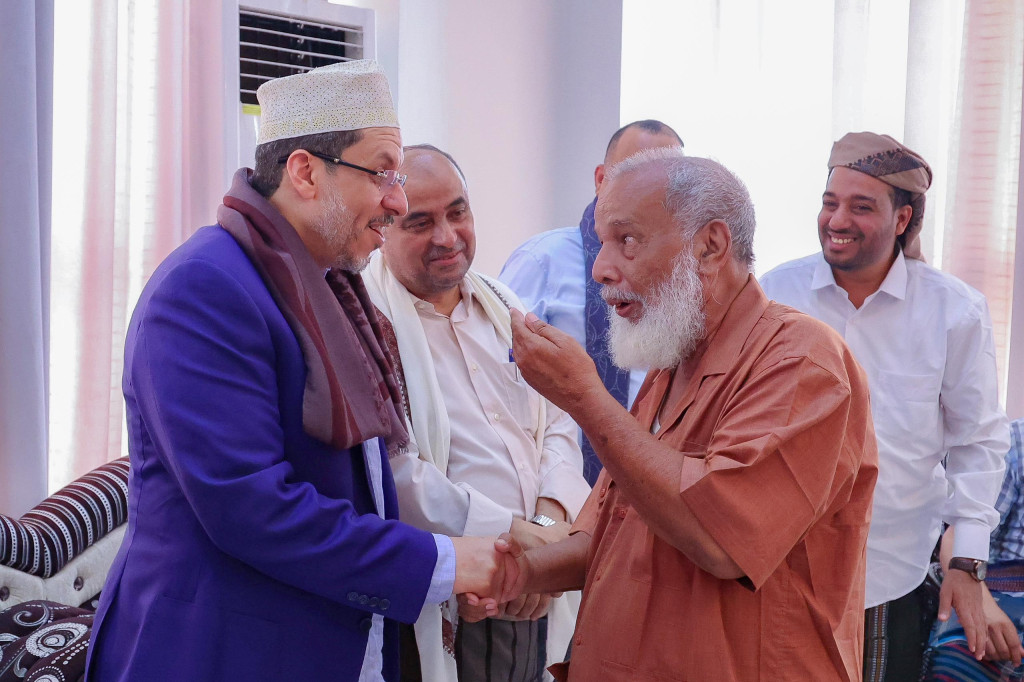 رئيس الوزراء يستقبل جموع المهنئين في المكلا بعيد الفطر المبارك