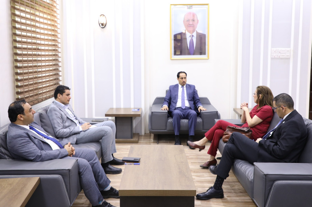وزارة الشباب تبحث تعزيز التعاون مع المعهد الأمريكي وتكرم الخليفي