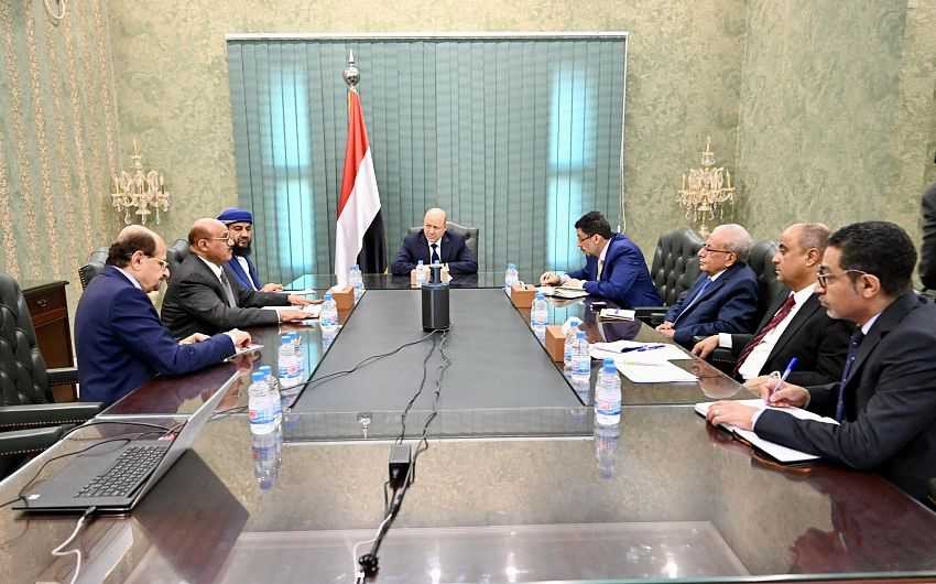اجتماع رئيس مجلس القيادة برئيس الوزراء ومحافظ البنك المركزي والوزراء والمسؤولين المعنيين بالشأن الاقتصادي والشؤون الخارجية